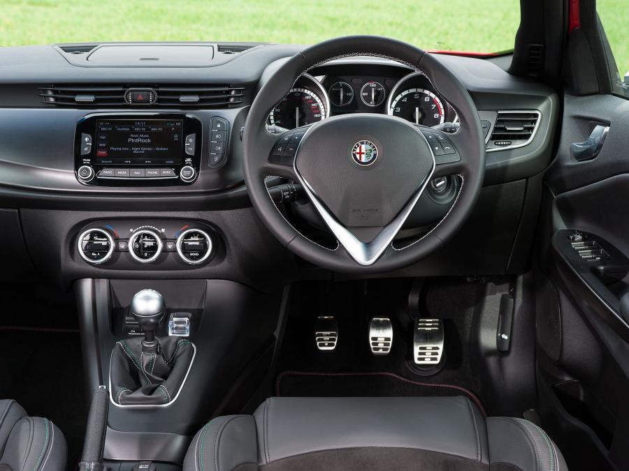Торпедо Alfa Romeo Giulietta Sportiva (940) 2014 года  (UK) (фото 48 из 48)